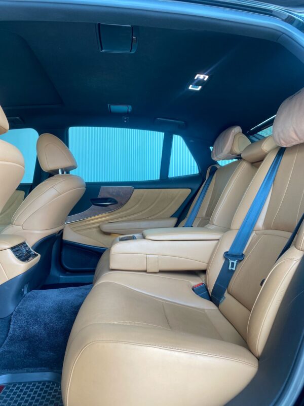 LEXUS LS-350 - Image 10