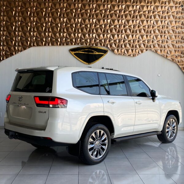 TOYOTA LAND CRUISER GXR V6 2023 - Image 5