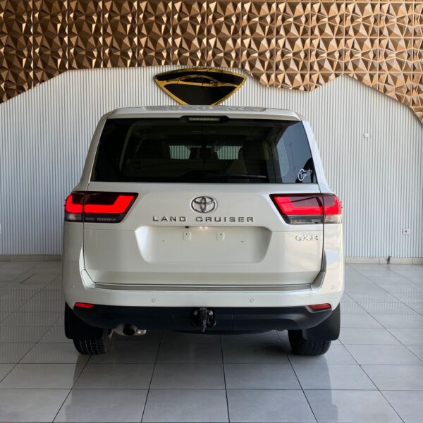 TOYOTA LAND CRUISER GXR V6 2023 - Image 4