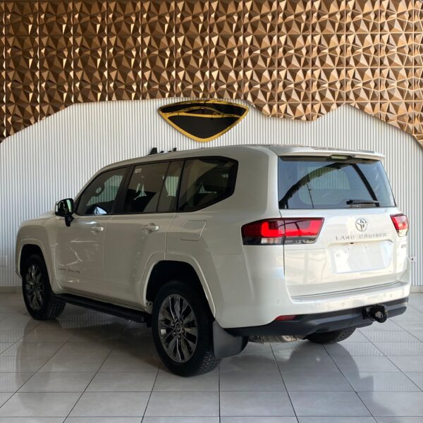 TOYOTA LAND CRUISER GXR V6 2023 - Image 6