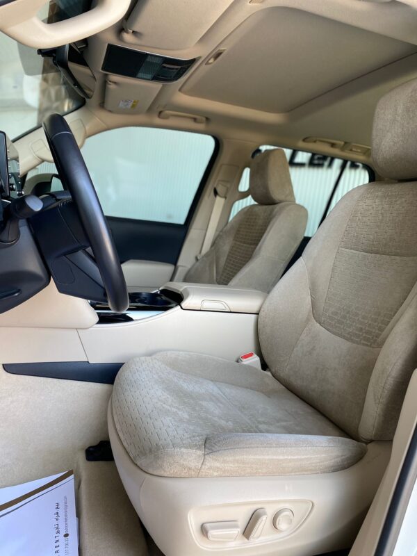 TOYOTA LAND CRUISER GXR V6 2023 - Image 9