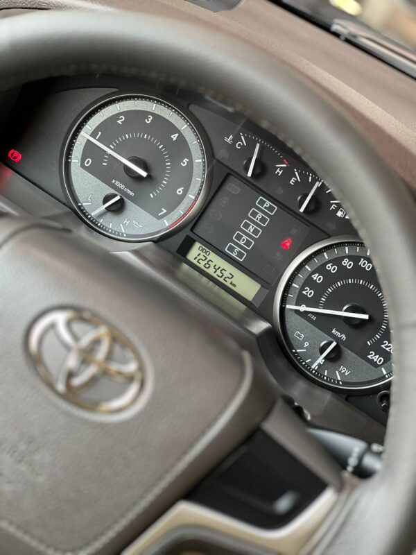 TOYOTA LAND CRUISER GXR V8 - Image 11