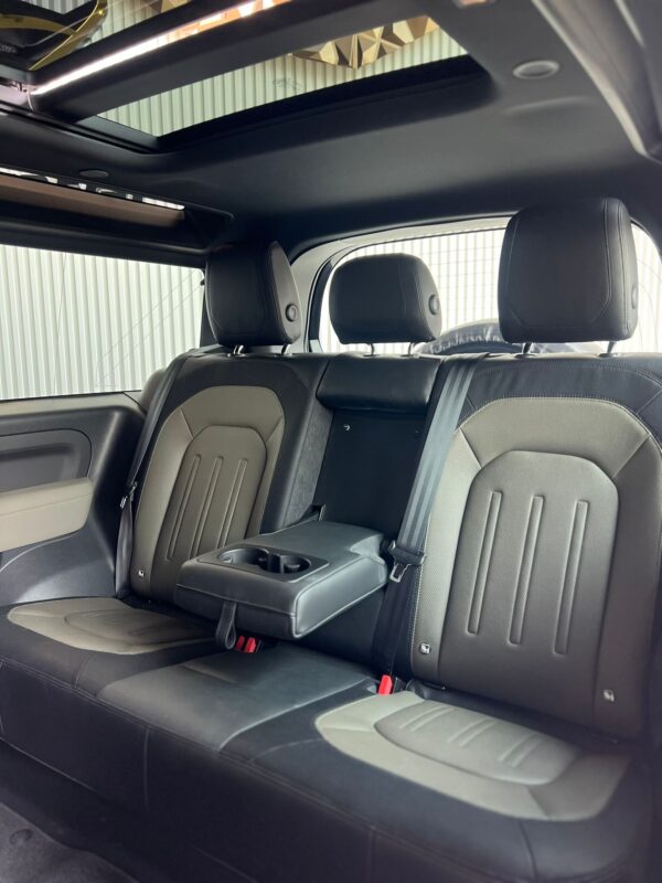 LAND ROVER DEFENDER X-DYNAMIC P300 SE - Image 11